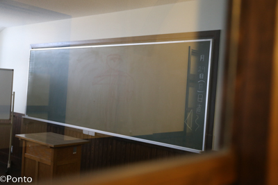 廊下の窓から教室内を覗いた写真